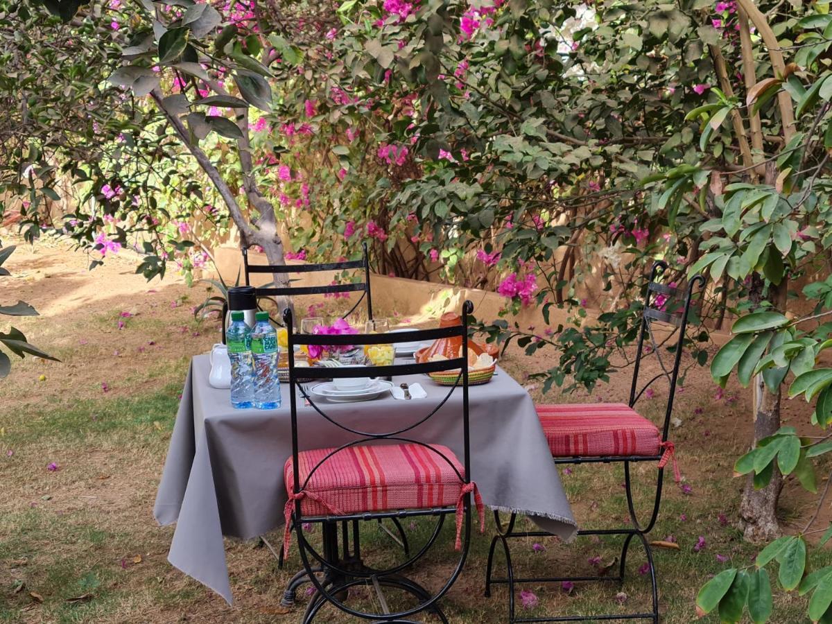 Le Souimanga Bleu Saly Bed & Breakfast Bagian luar foto