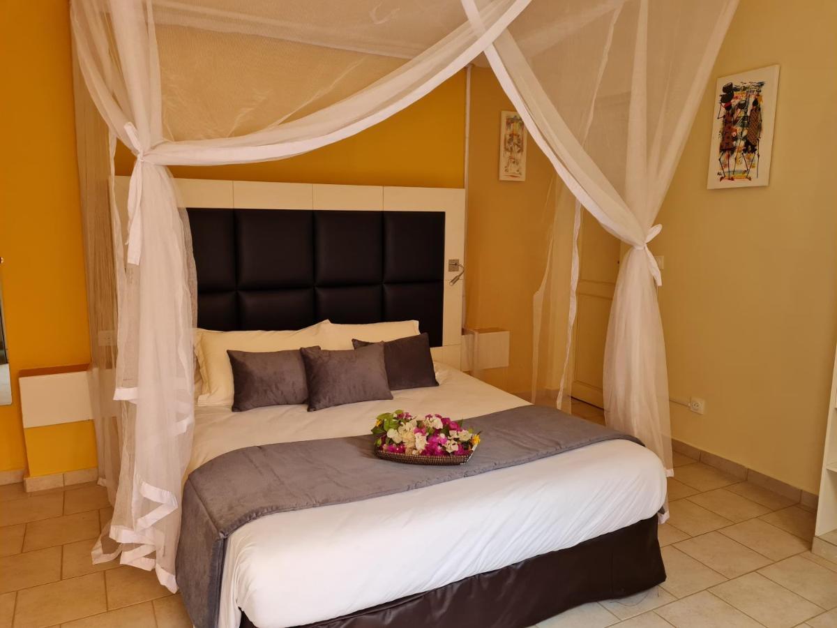 Le Souimanga Bleu Saly Bed & Breakfast Bagian luar foto