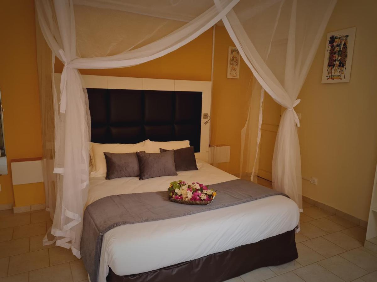 Le Souimanga Bleu Saly Bed & Breakfast Bagian luar foto