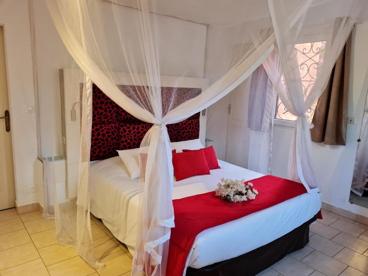 Le Souimanga Bleu Saly Bed & Breakfast Bagian luar foto