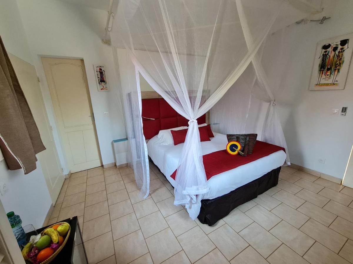 Le Souimanga Bleu Saly Bed & Breakfast Bagian luar foto