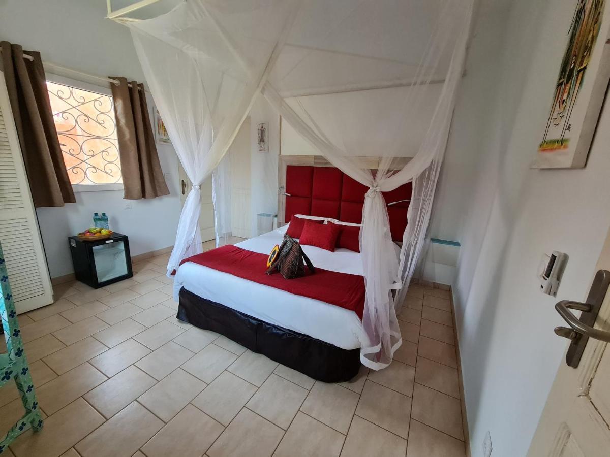 Le Souimanga Bleu Saly Bed & Breakfast Bagian luar foto