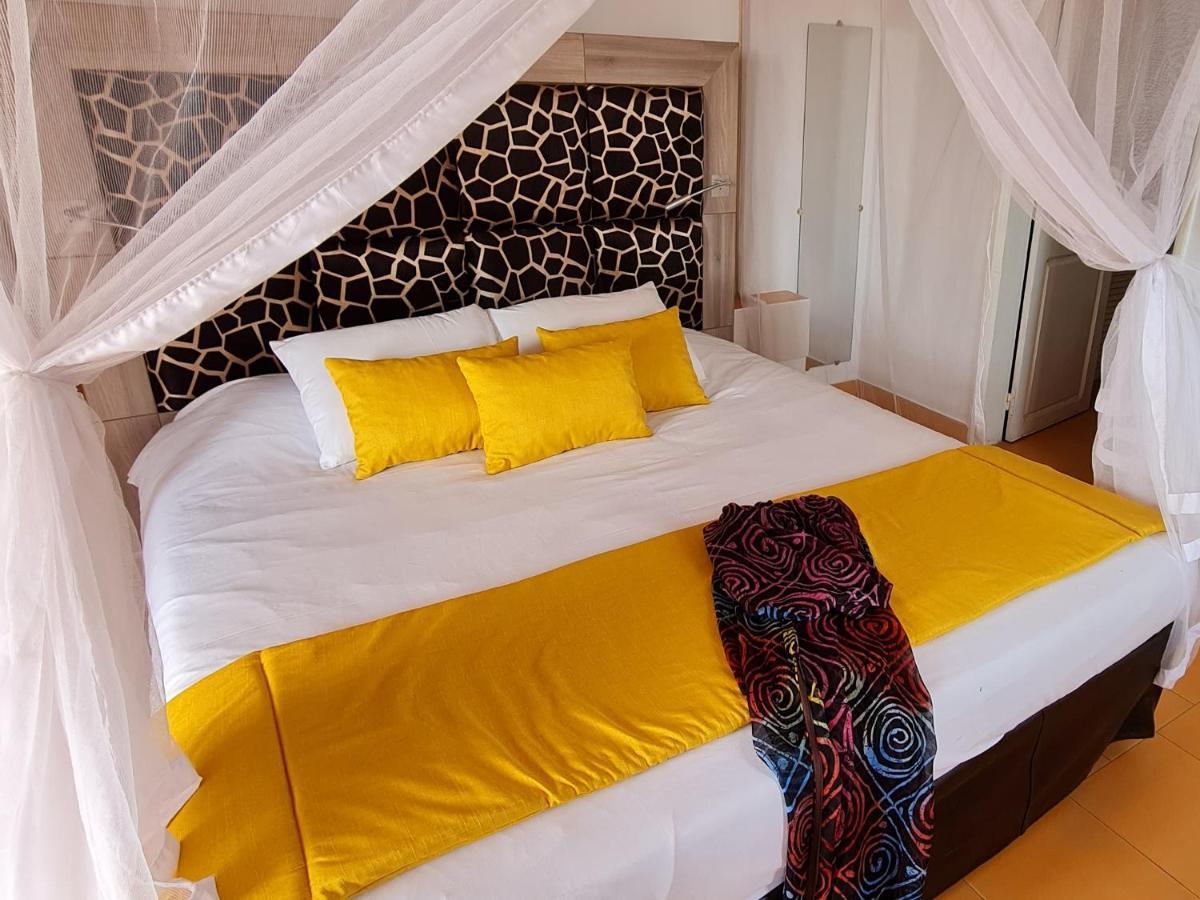 Le Souimanga Bleu Saly Bed & Breakfast Bagian luar foto