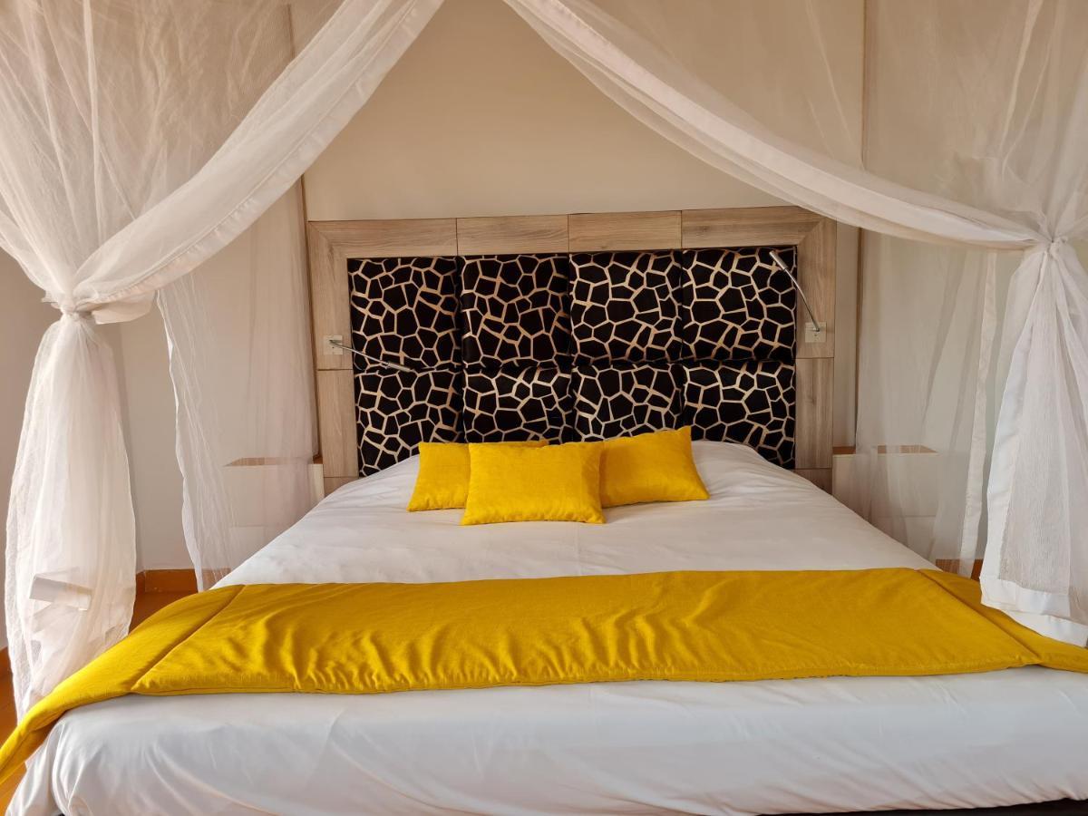 Le Souimanga Bleu Saly Bed & Breakfast Bagian luar foto
