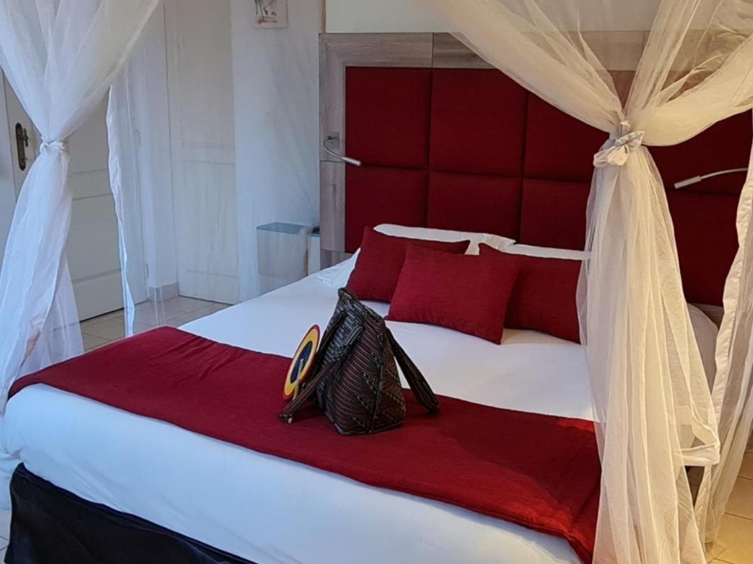 Le Souimanga Bleu Saly Bed & Breakfast Bagian luar foto