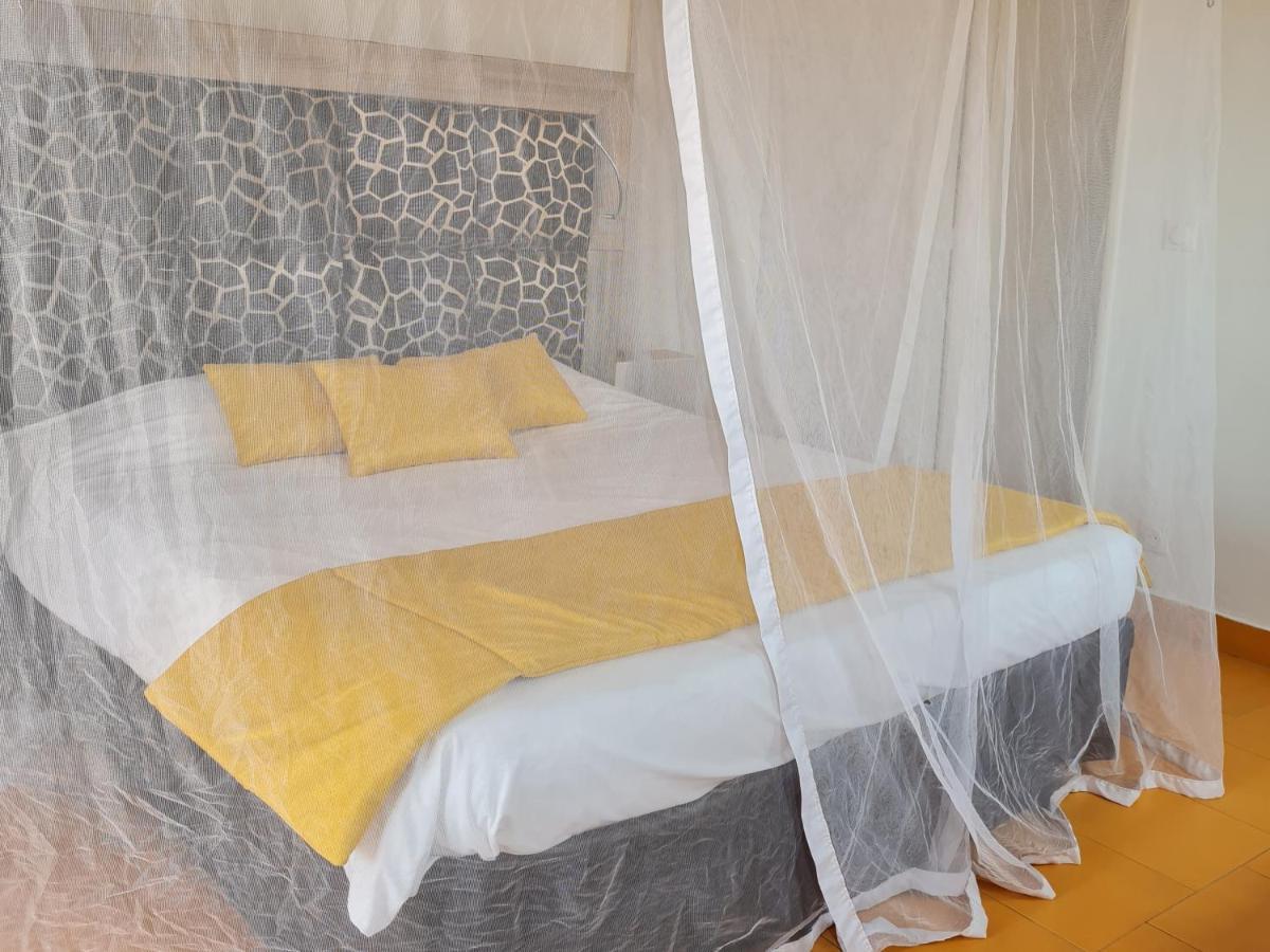 Le Souimanga Bleu Saly Bed & Breakfast Bagian luar foto