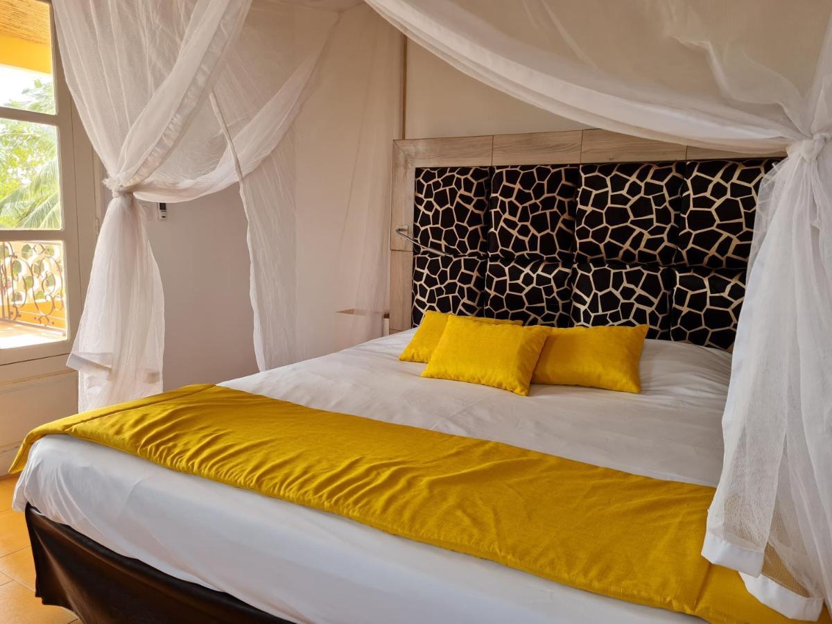 Le Souimanga Bleu Saly Bed & Breakfast Bagian luar foto
